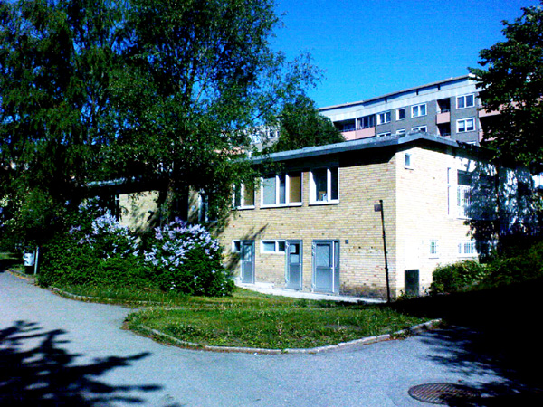 Henriksdalsberget, Nacka: Fritidsgården Glada Henkan på Henriksdalsberget innergård