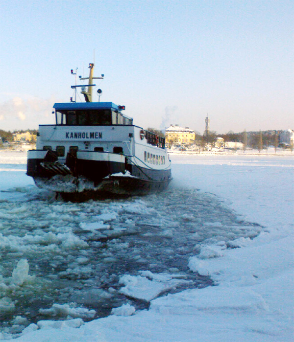 M/S Kanholmen angör Saltsjöqvarns brygga på vintern