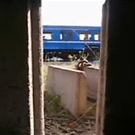 Saltsjöbanan mellan två betongpelare i Henriksdal