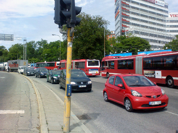 Danvikstull, Nacka & Stockholm: Högtrafikerade Värmdövägen med DanvikCenter i bakgrunden