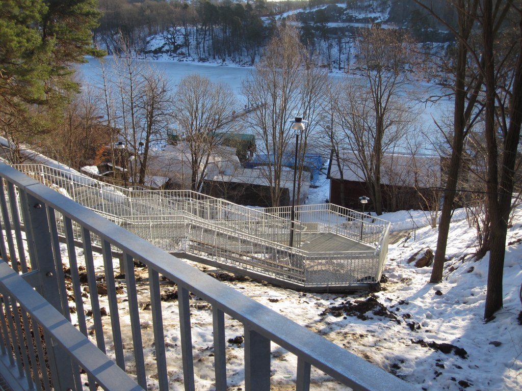 Nya Trolldalstrappan mellan Henriksdalsberget och Svindersviken - mitten med utsikt