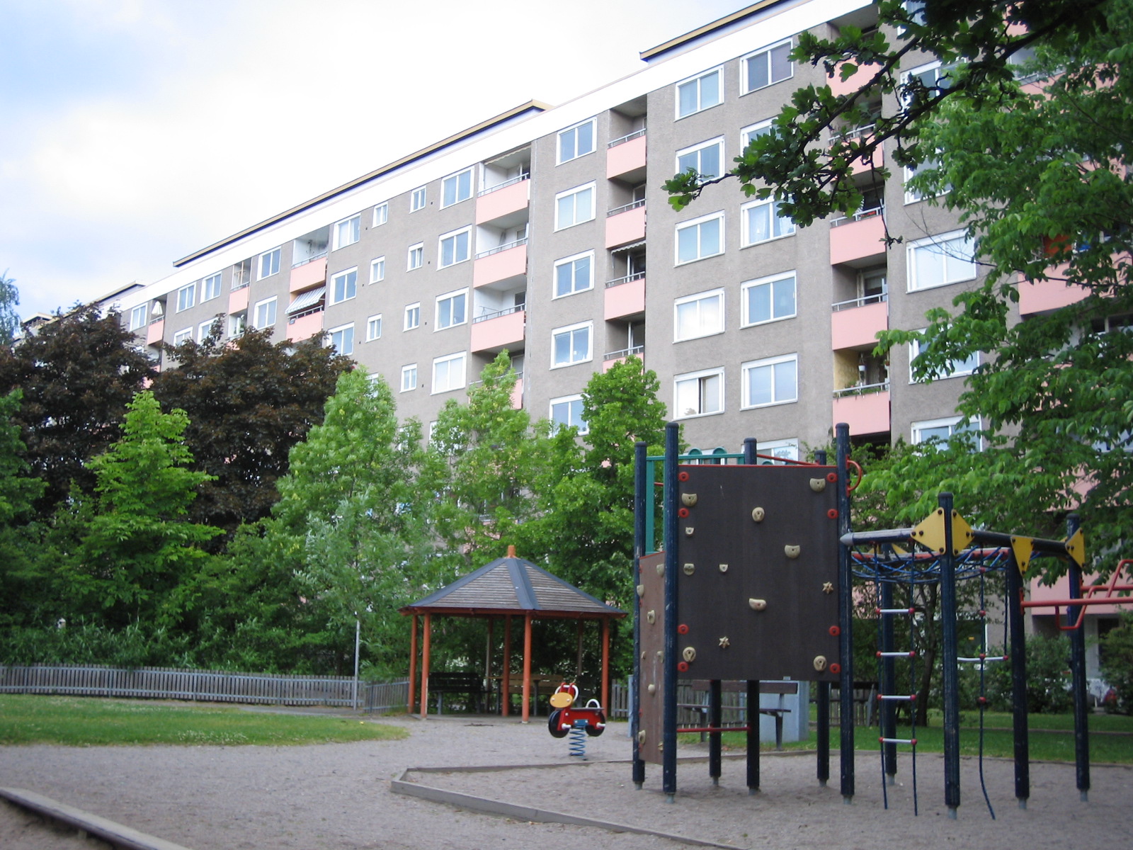 Henriksdalsberget, Nacka: Henriksdalsringens gröna innergård