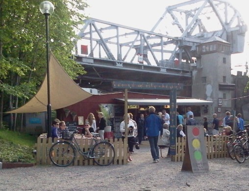 Boule och Bersås uteservering under Danviksbron
