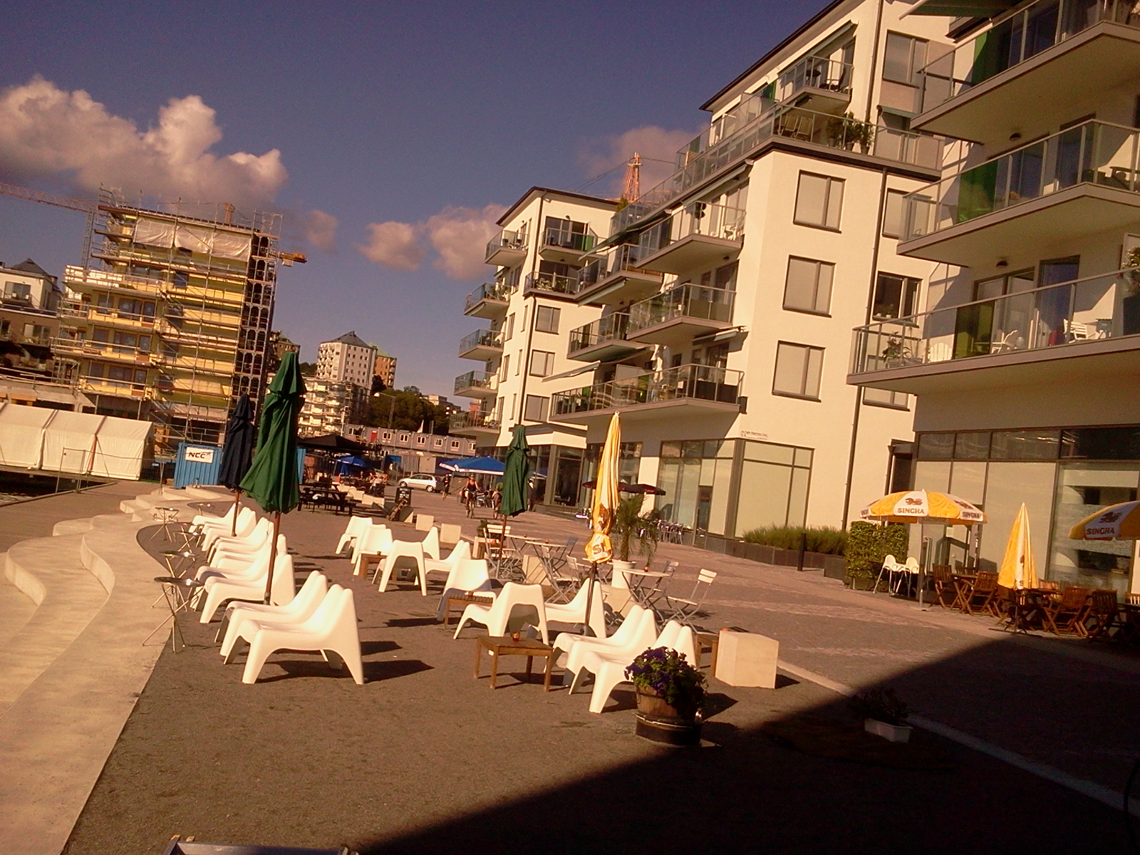 Sommarens uteserveringar på marina torget i Henriksdalshamnen