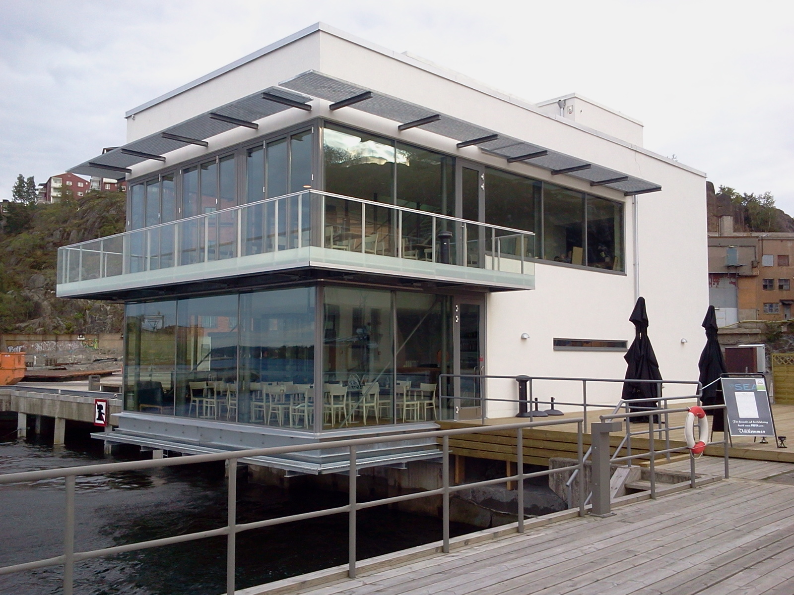 Sjökrogen LIlla Piren, tidigare, F/B Sea med uteservering i Finnboda hamn