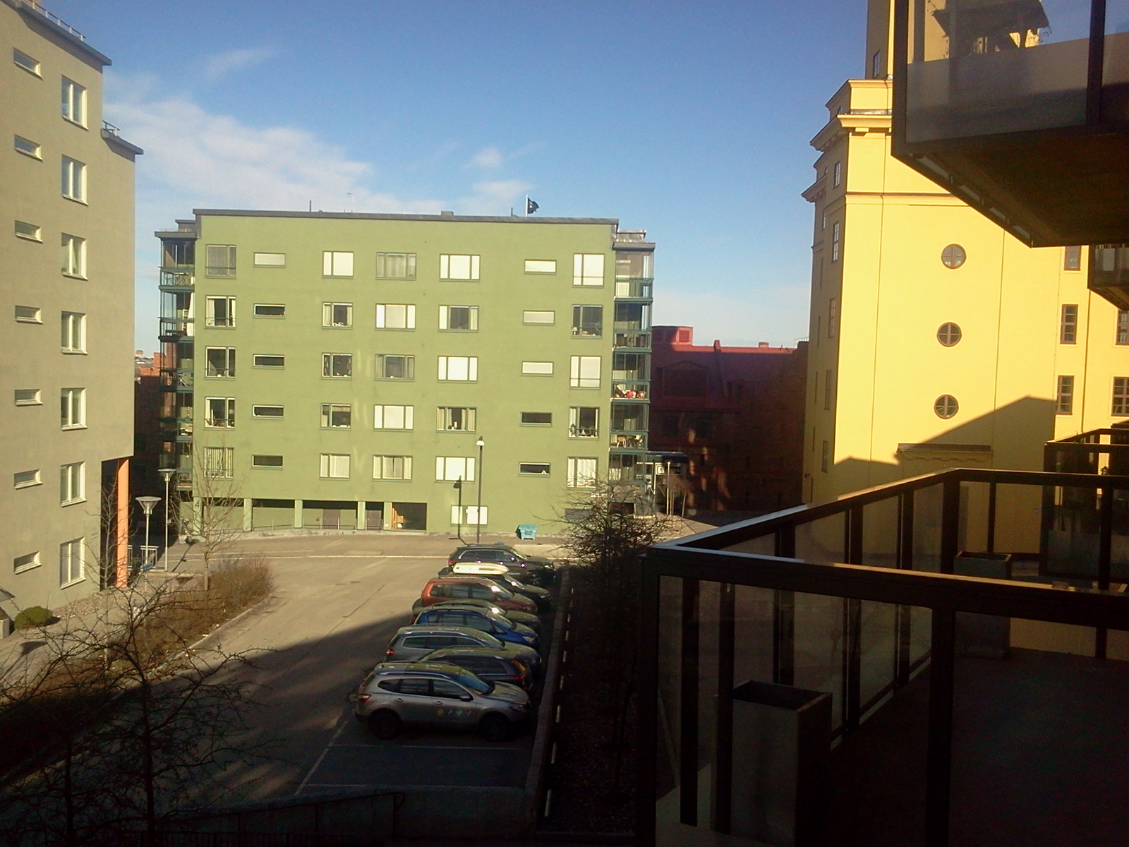 Saltsjöqvarn, Nacka: Utsikt från Brf Mjölnaren över Mannagrynstorget och Brf Utsikten 1