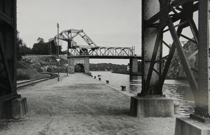 Tunnelmynning vid Danvikstull med Danviksbron och kranfot i Norra Hammarbyhamnen