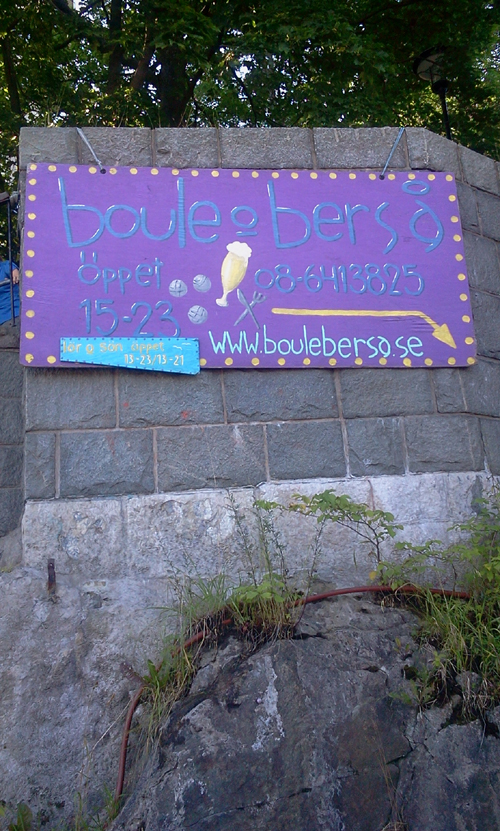 snygg skylt för boule & berså i trappan mellan Danviksbron och Danviksklippan