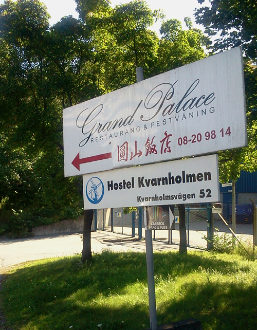 Skylt för kinakrogen Grand Palace i Saltsjöqvarn och Hostel Kvarnholmen