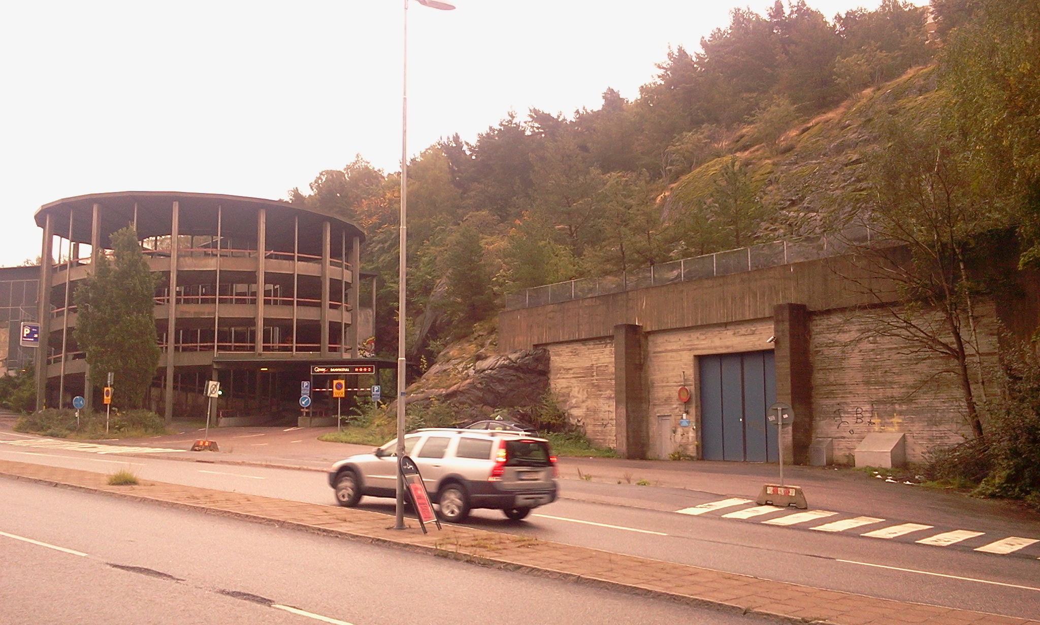 Fult parkeringshus och ingång till reningsverket m mellan Kvarnholmsvägen och Henriksdalsberget