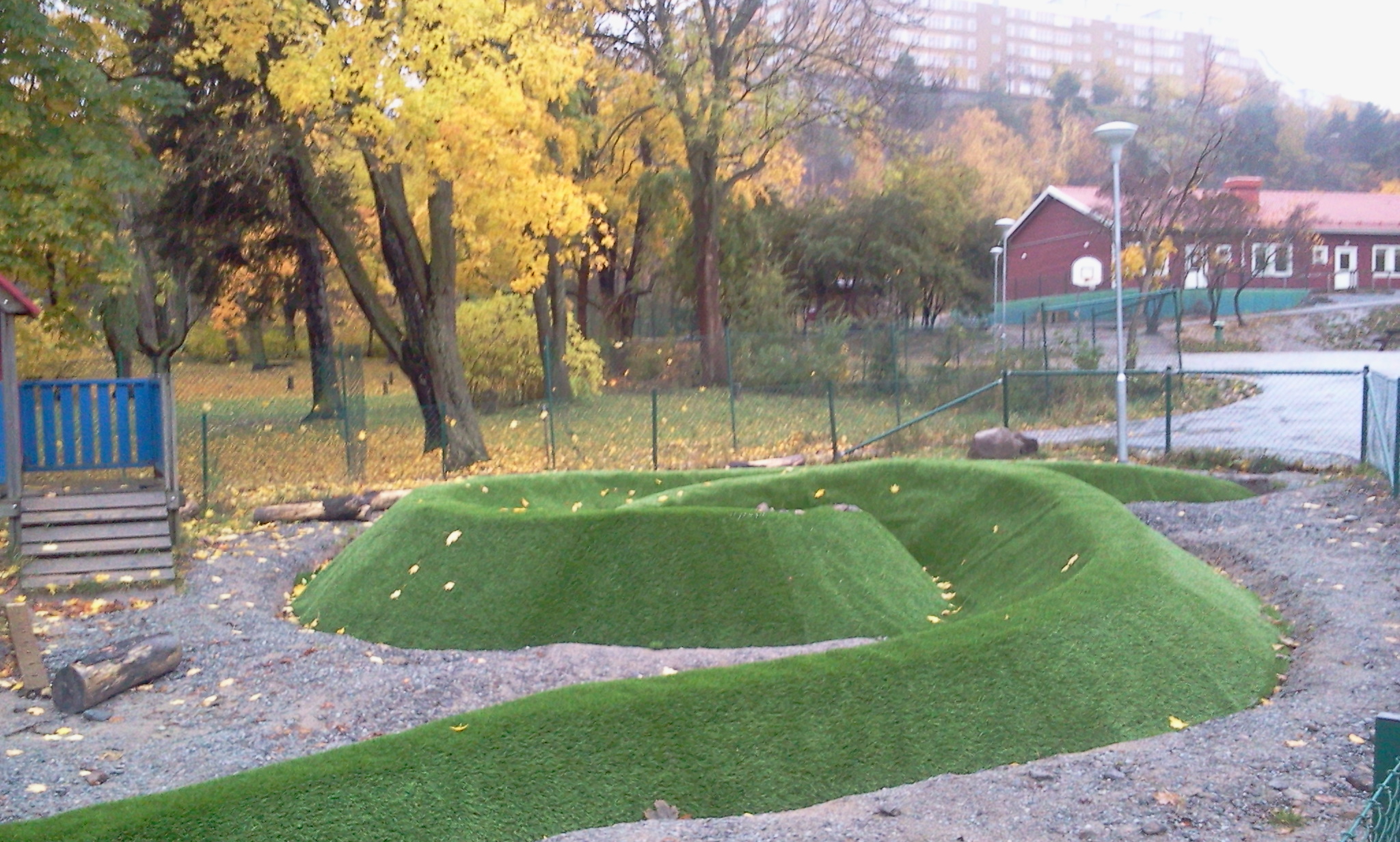 Minilabyrint av konstgräs vid Vilans skola