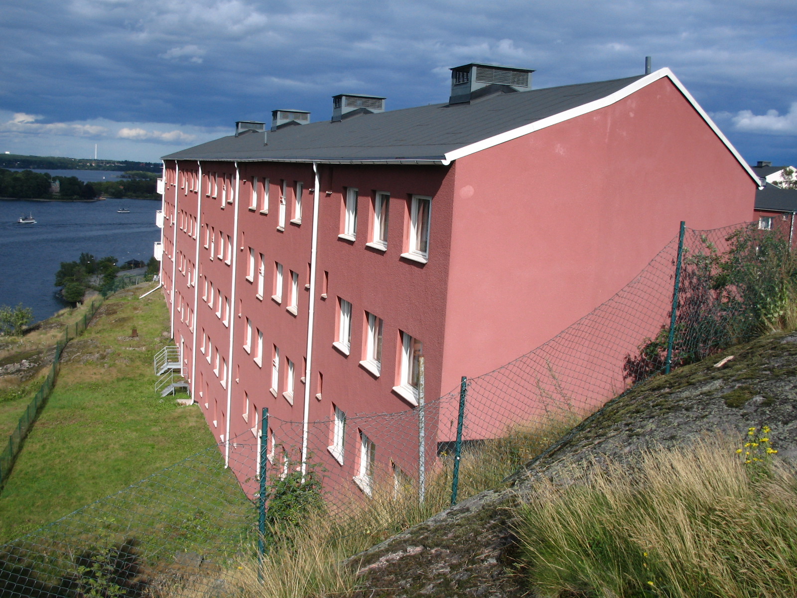 Falurött hus på Finnberget med utsikt över Saltsjön