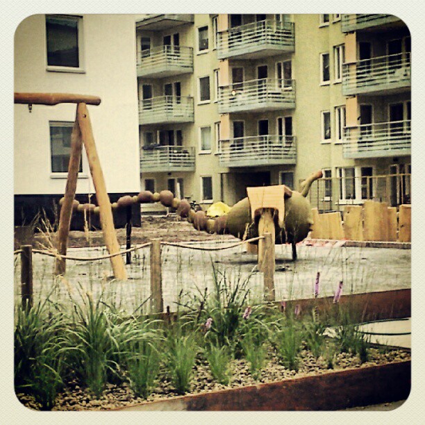 Trollslända av trä på innergård i Henriksdalshamnen