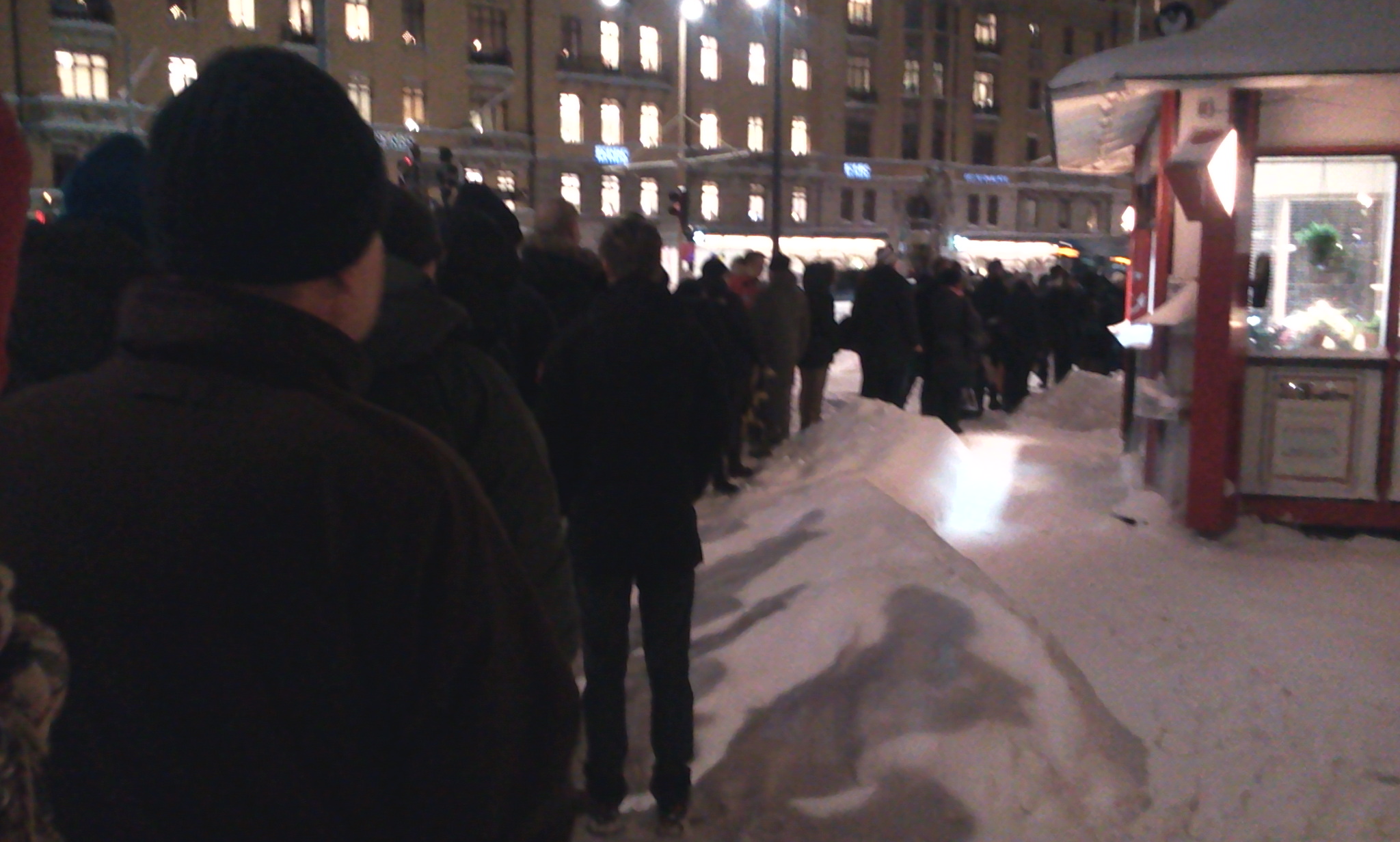 90-tal trafikanter väntar på M/S Ballerina vid Nybroviken