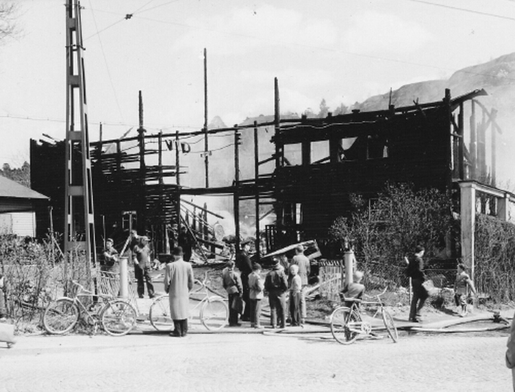 henriksdal: vidfamnes papperslager brinner 1955