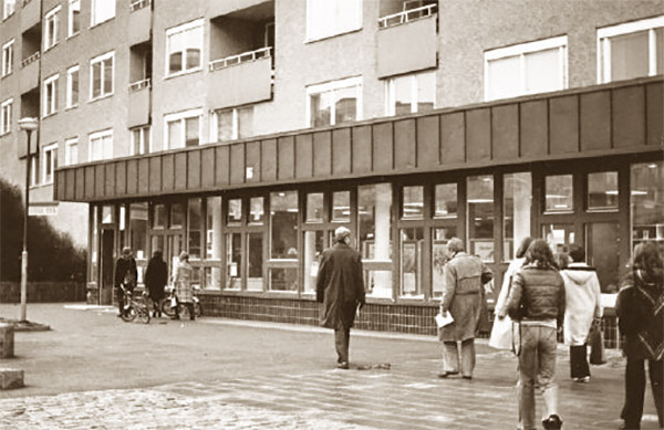 nacka, henriksdalsberget: folkbiblioteket på henriksdalsringen 1, foto: lennart holmssten, mitten av 1970-talet