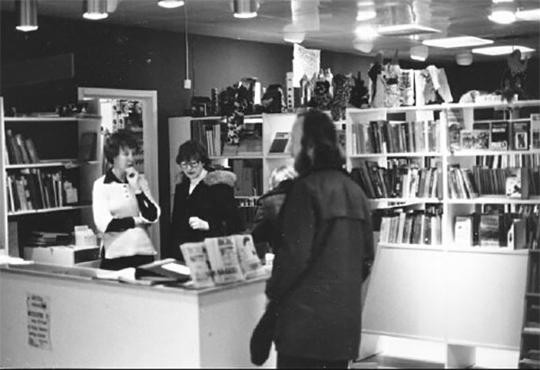 nacka, henriksdalsberget: folkbiblioteket på henriksdalsringen 1, foto: lennart holmssten, mitten av 1970-talet
