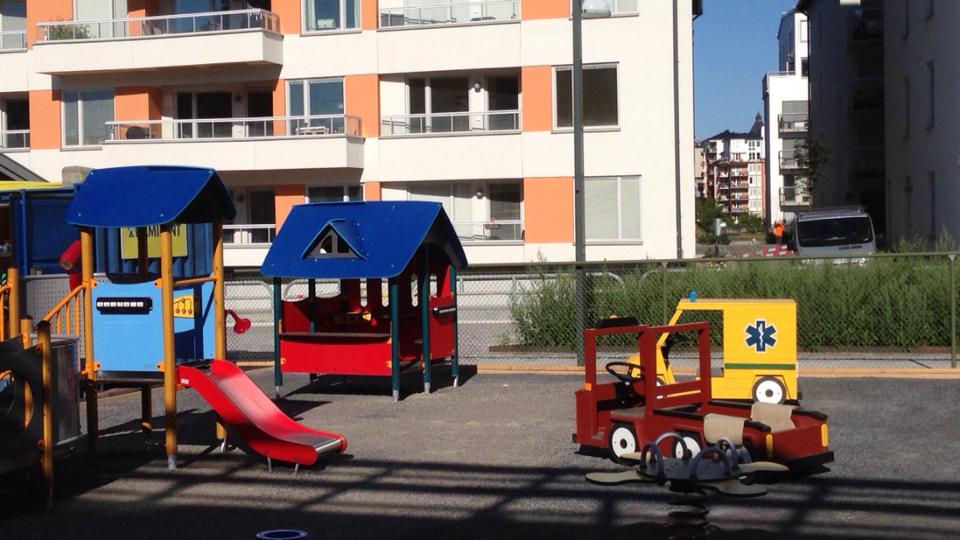 henriksdalshamnen, stockholms: lekplatsen vid förskolan storseglet