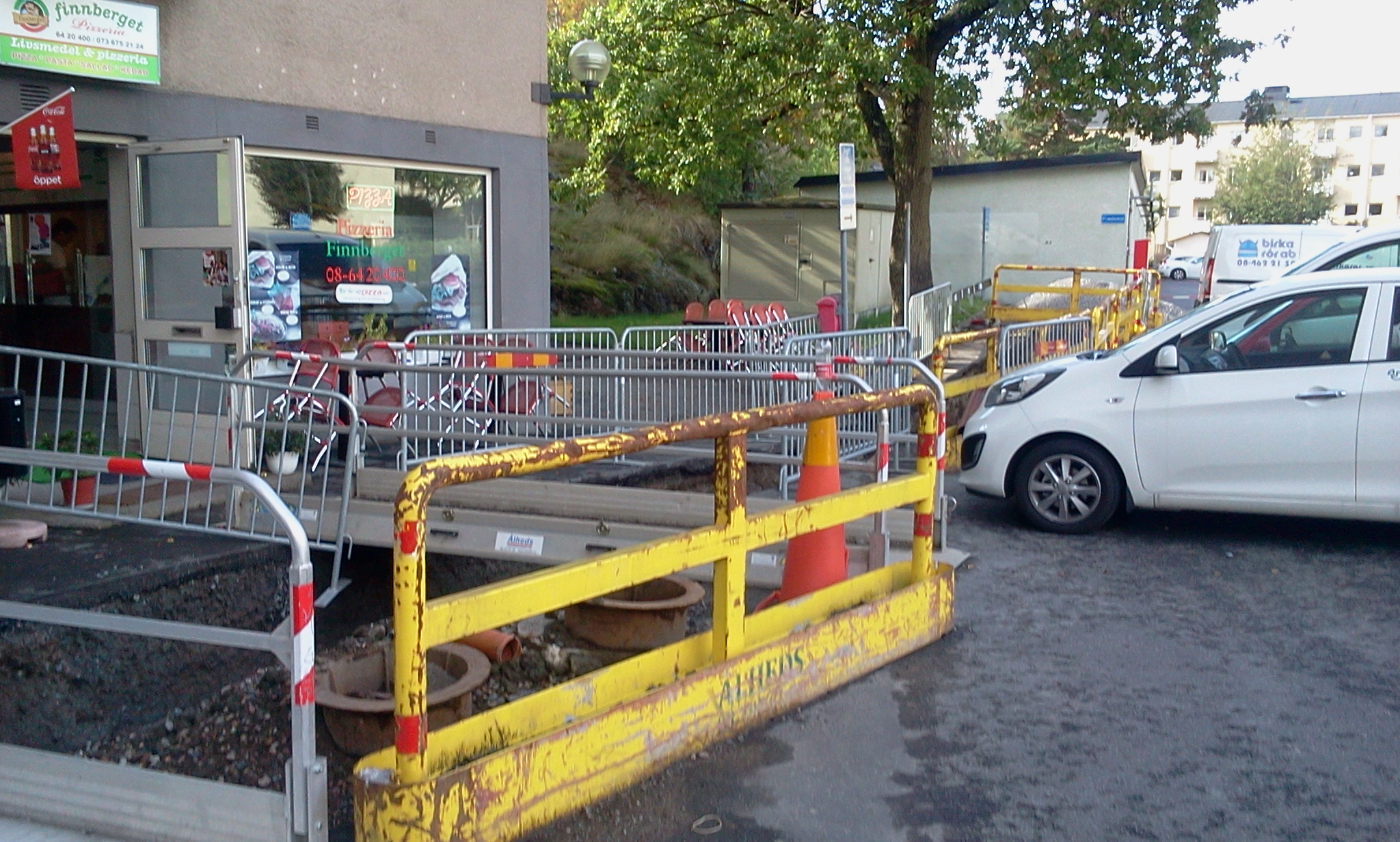 Birka Rör gräver upp kallvattenledningar på Finnberget vid pizzerian Finnberget och gästparkeringen