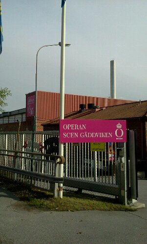 Ingången till Operans och Dramatens ateljéer på Kvarnholmsvägen 56 i Gäddviken, Nacka