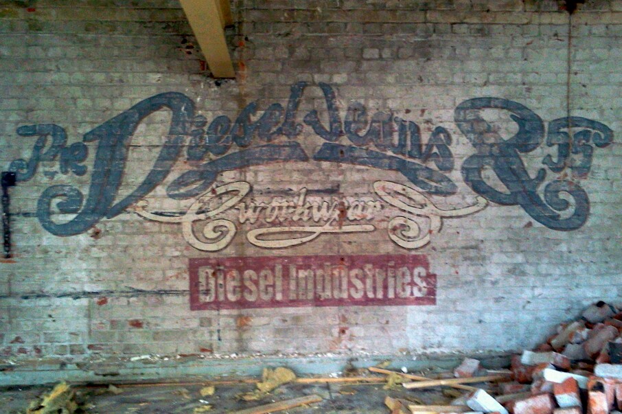 Finnboda, Nacka: Tegelvägg med Diesel jeans logga på