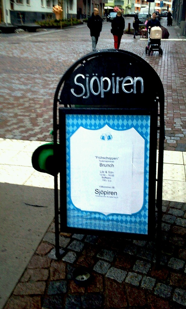 Henriksdalshamnen, Stockholm: Skylt för Frühschoppen / brunch på Sjöpiren