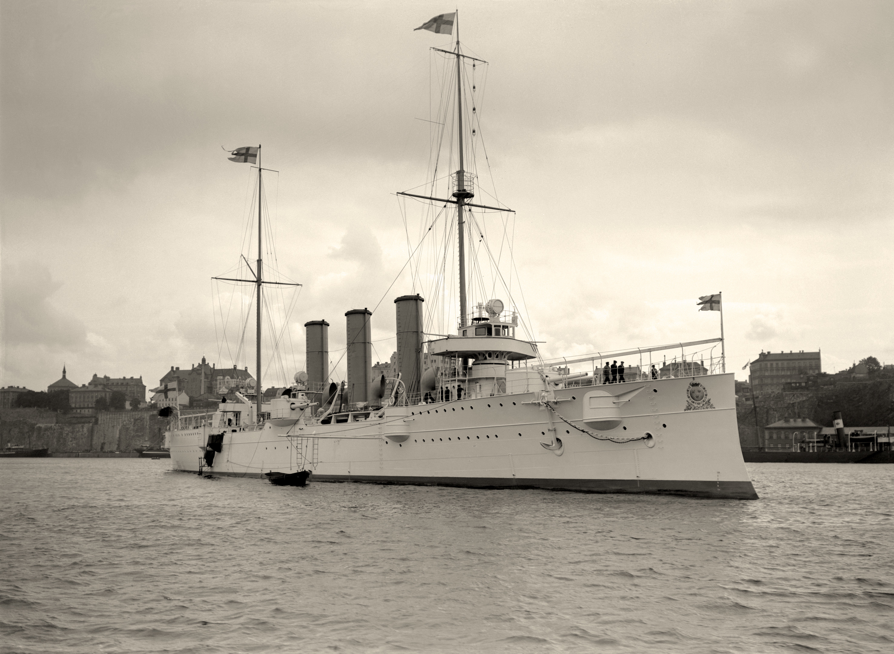 Fylgia byggdes på Finnboda och sjösattes 1905. Hon ansågs vara sin tids vackraste örlogsfartyg och gjorde flera långresor. Foto: Sjöhistoriska museets arkiv, ur boken Stockholm Örlogsstaden