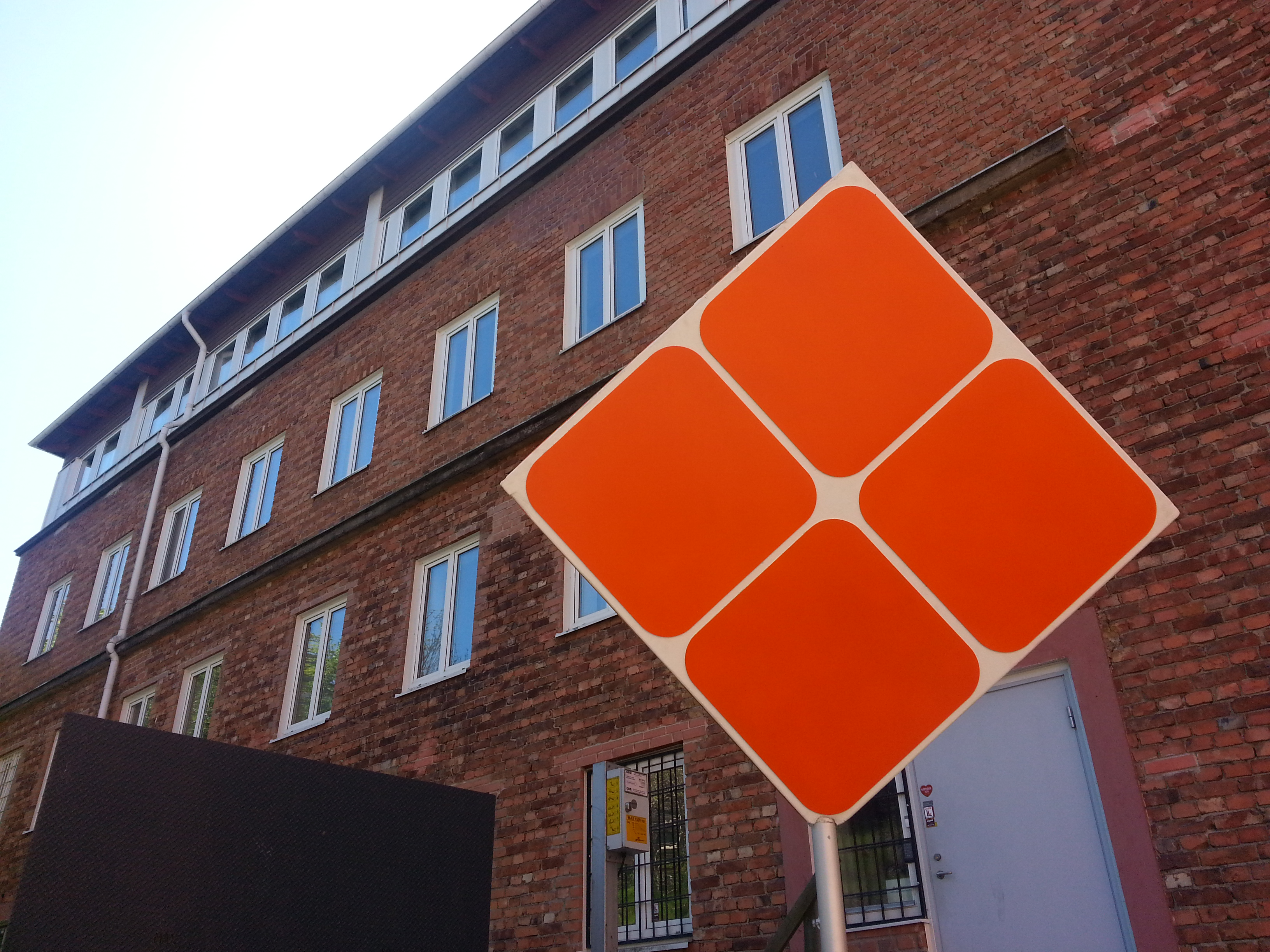 Västra Finnbodavägen, Nacka: Orange kub vid Henriksborgs kontorshus