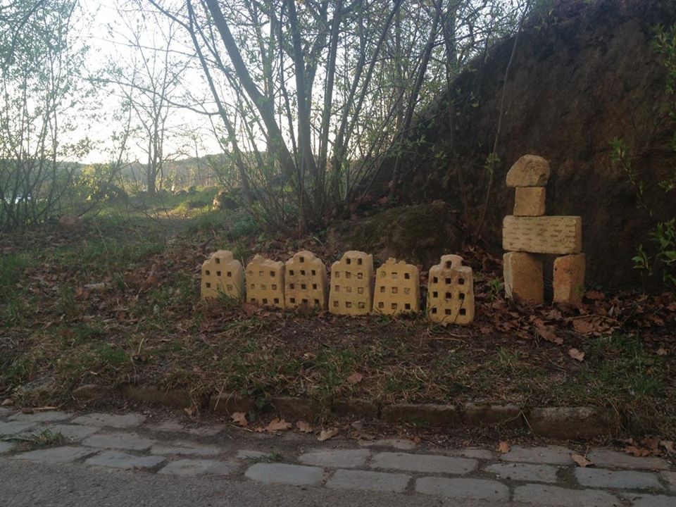 Installation av tegelstenar på Tre Kronors väg på Kvarnholmen