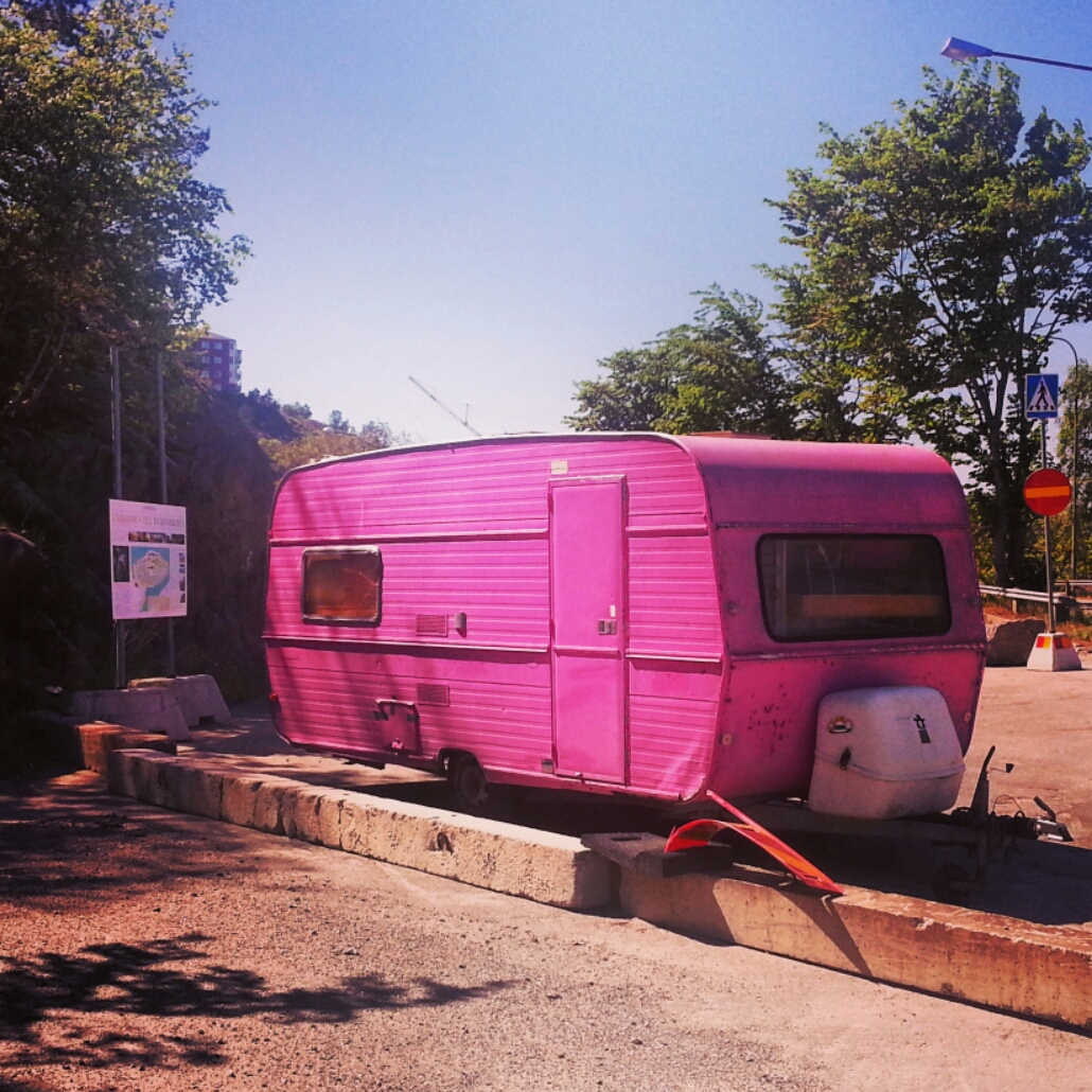 rosa husvagnen på kvarnholmen i nacka