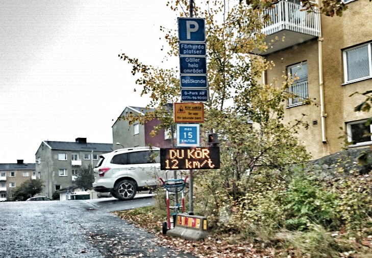 digital hastighetsskylt på finnberget