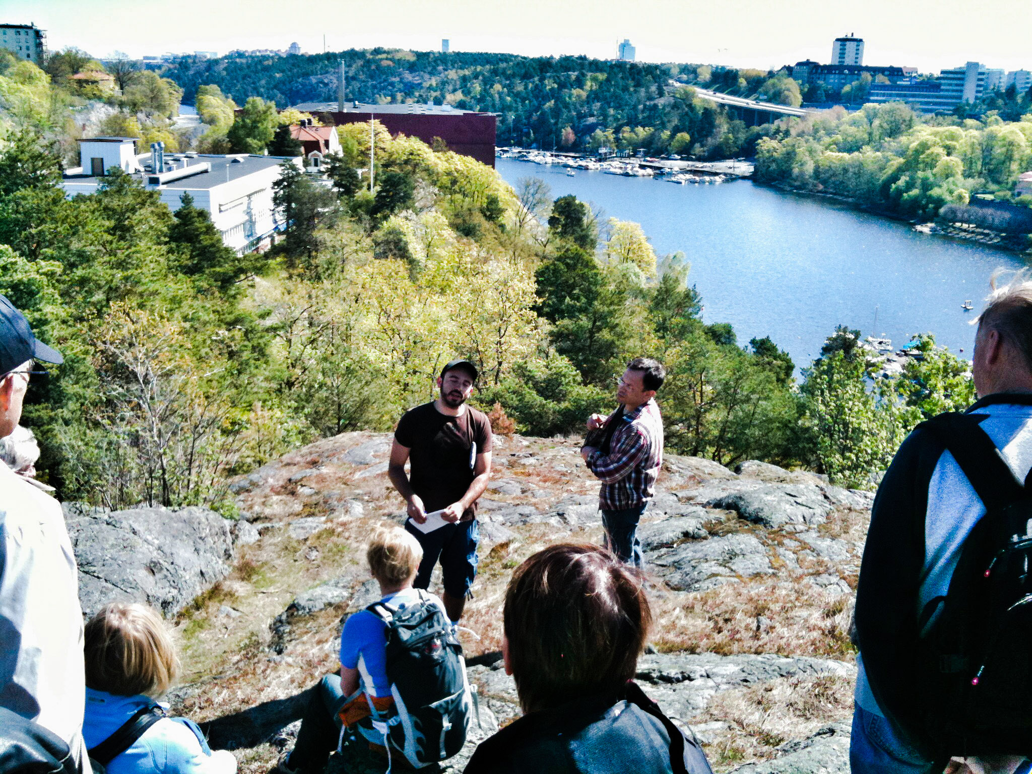 Bloggaren Konstantin C Irina guidar på stadsvandring i Henriksdal