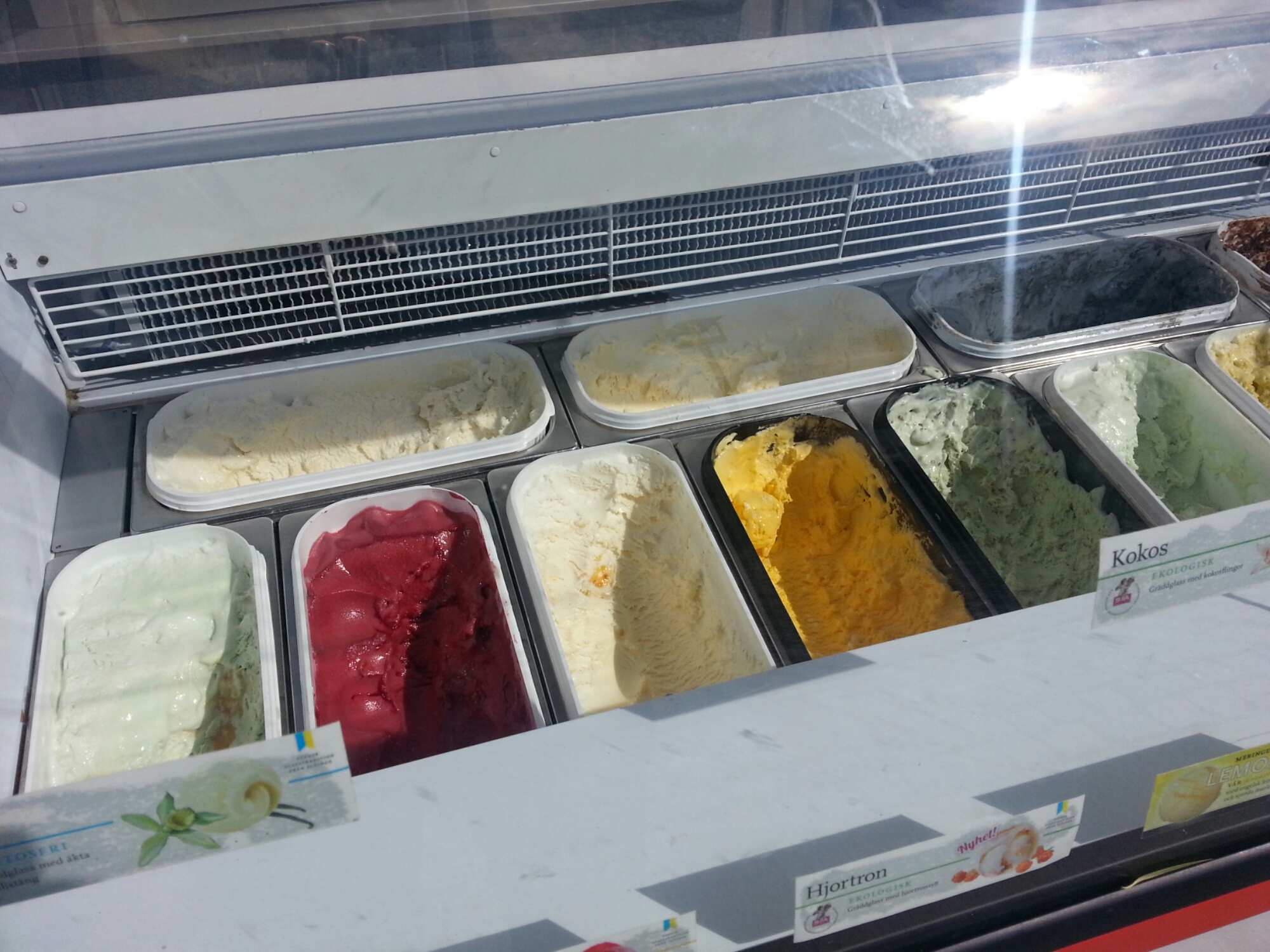 13 olika smaker kulglass på Dolly’s i Henriksdalshamnen