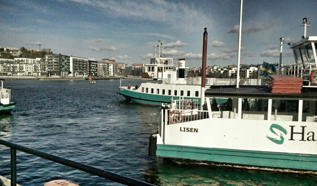 M/S Emelie och M/S Lisen vid Lumabryggan i Hammarby Sjöstad