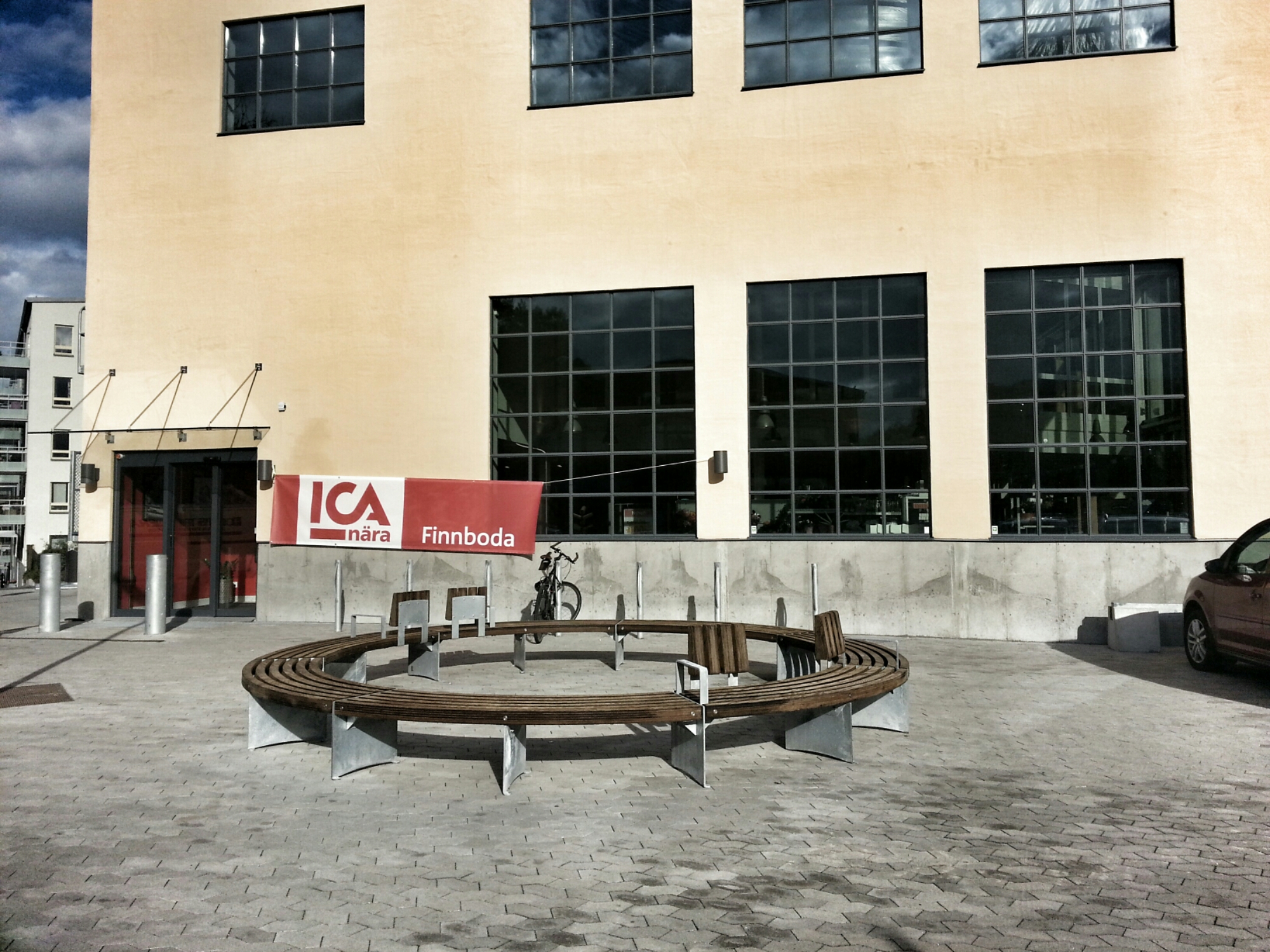 Torget framför ICA Nära Finnboda i Nacka