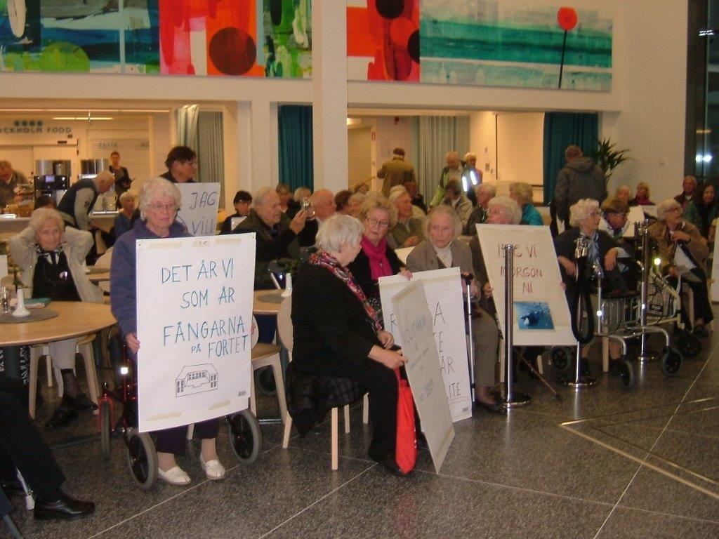 grannar vid seniorhuset bakom danvikshem protesterar mot försämrad tillgänglighet