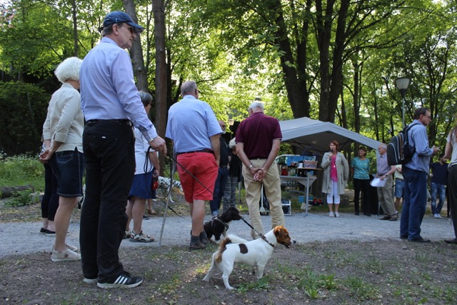 Bild från öppnandet av hundrastgården i Saltsjöqvarn, 2015 (bild: Wi landskap)