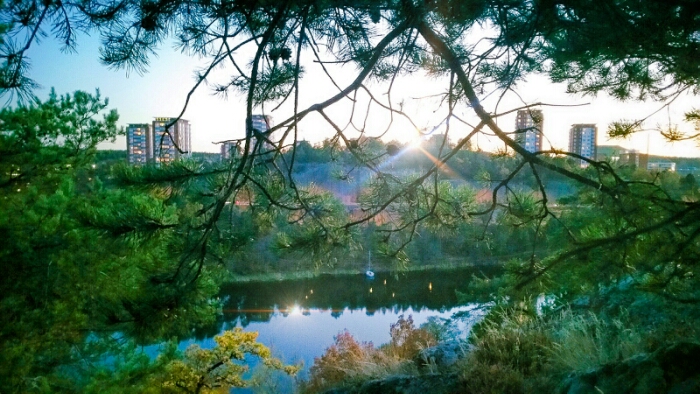 Alphyddan och Svindersviken sedda från skogen Trolldalen i Nacka