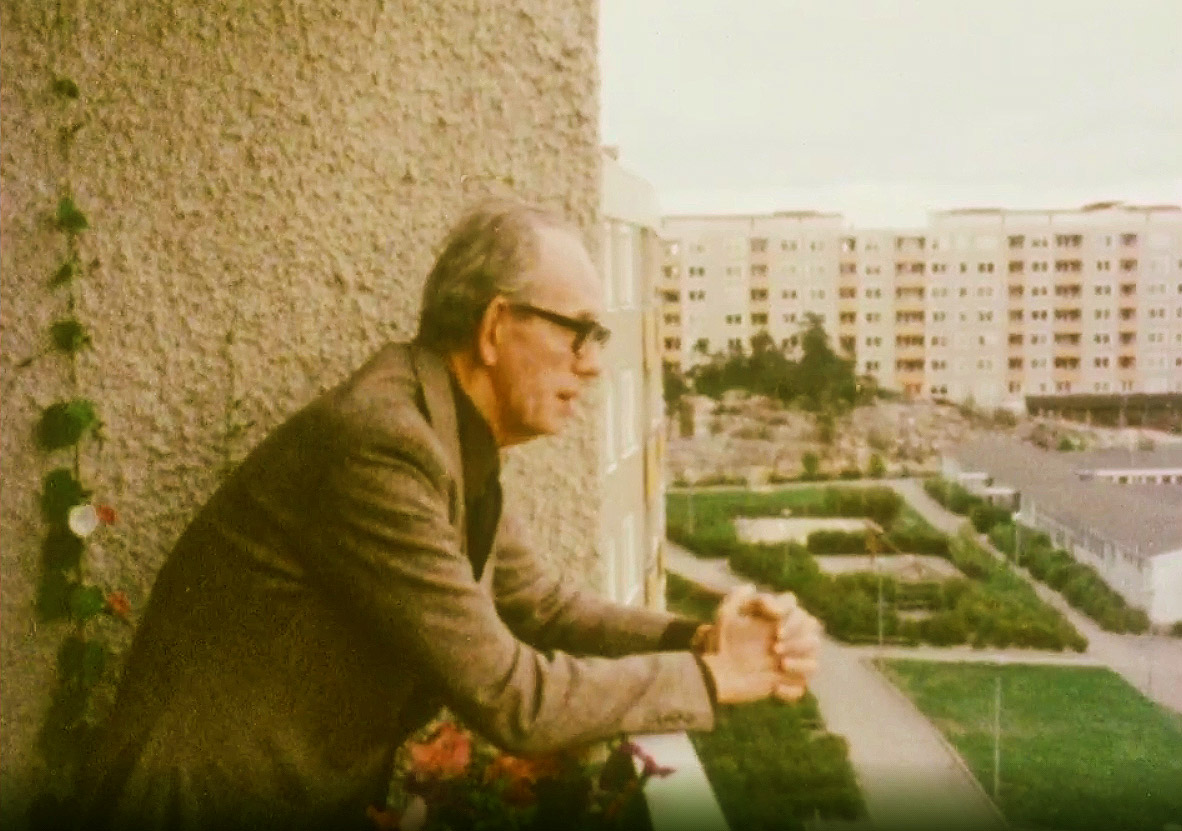 Arkitekten Tore Ahlsén tittat från sin balkong mot Henriksdalsringens innergård