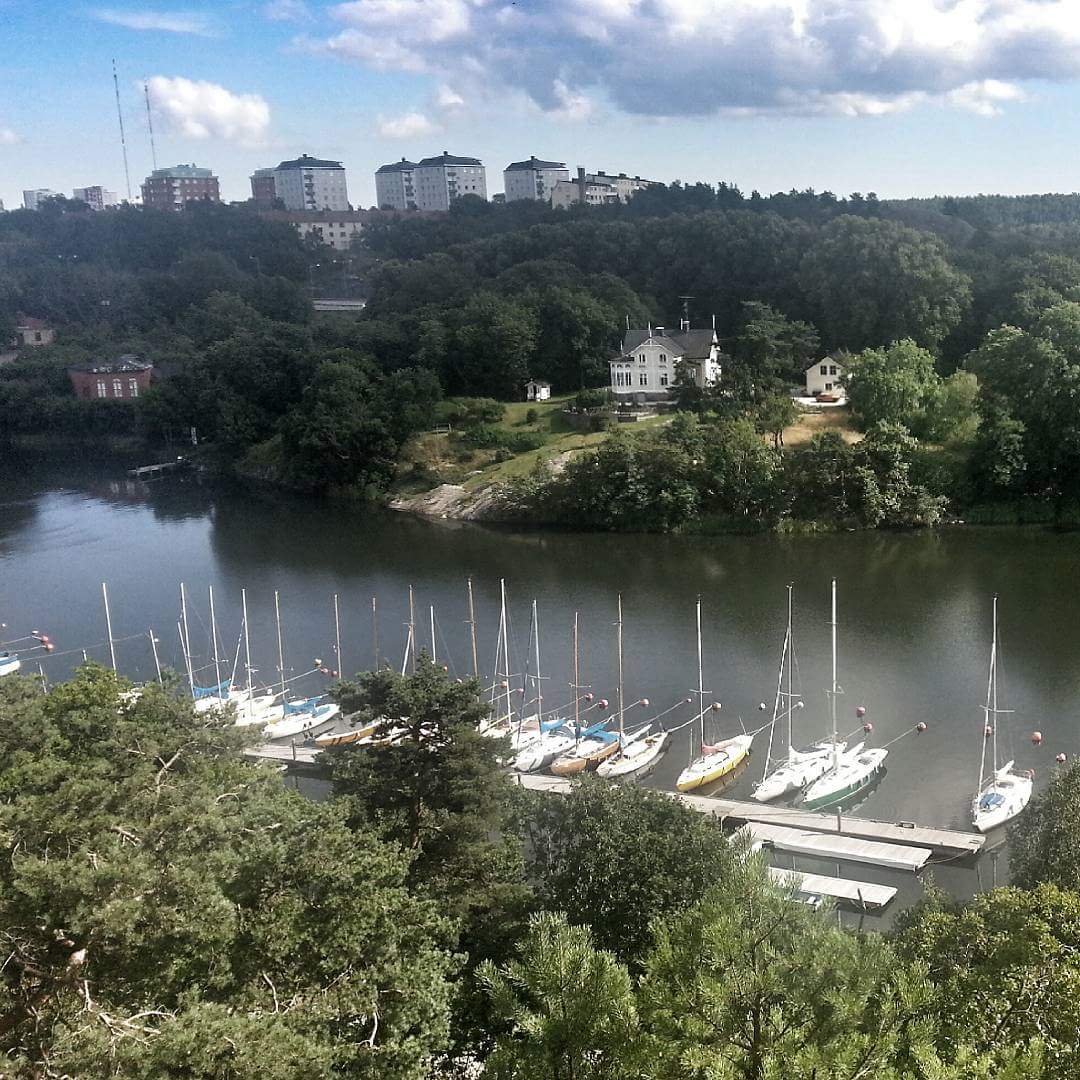 Sommarvy från nyckelbiotopen Trolldalen mot Svindersviken, Villa kullen och Finntorp i Nacka