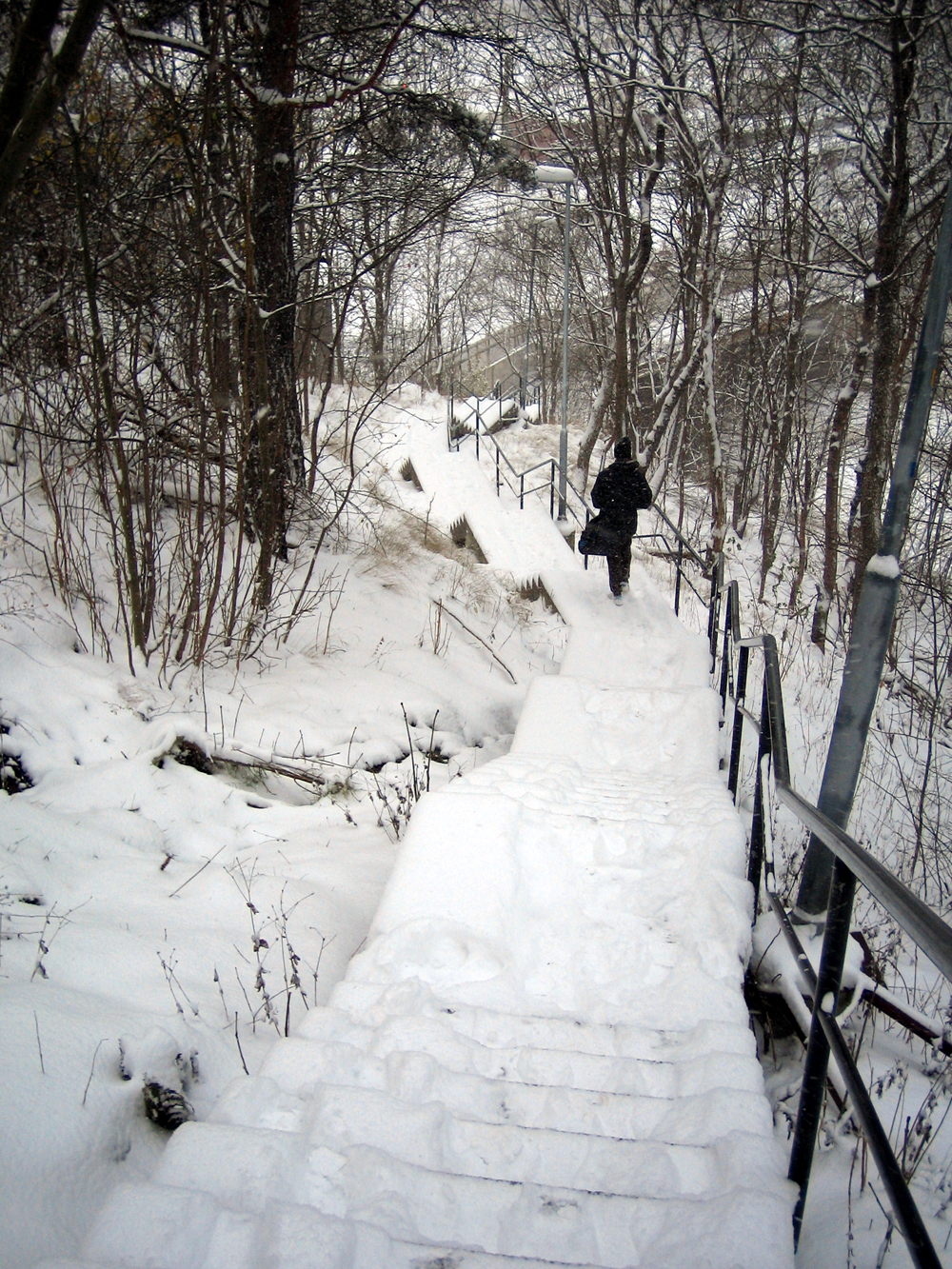 Snötäckt Henriksdalstrappan mellan Henriksdalsringen och Henriksdal station