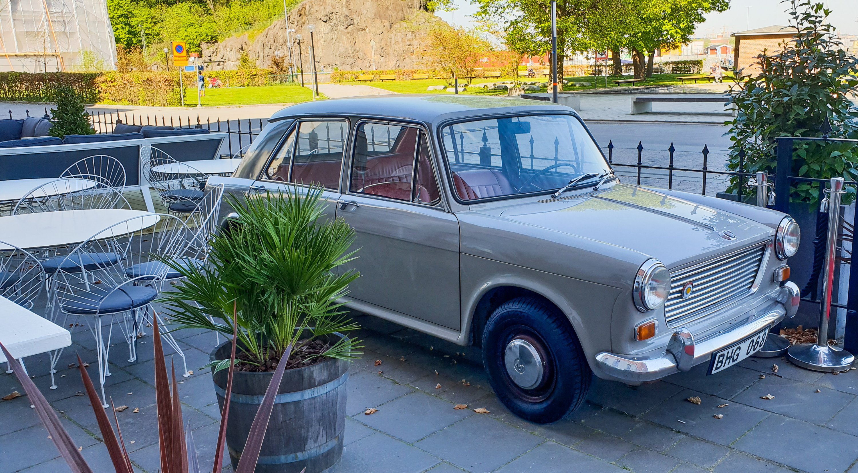 Gammal Morris 1100 på uteservering i Saltsjöqvarn