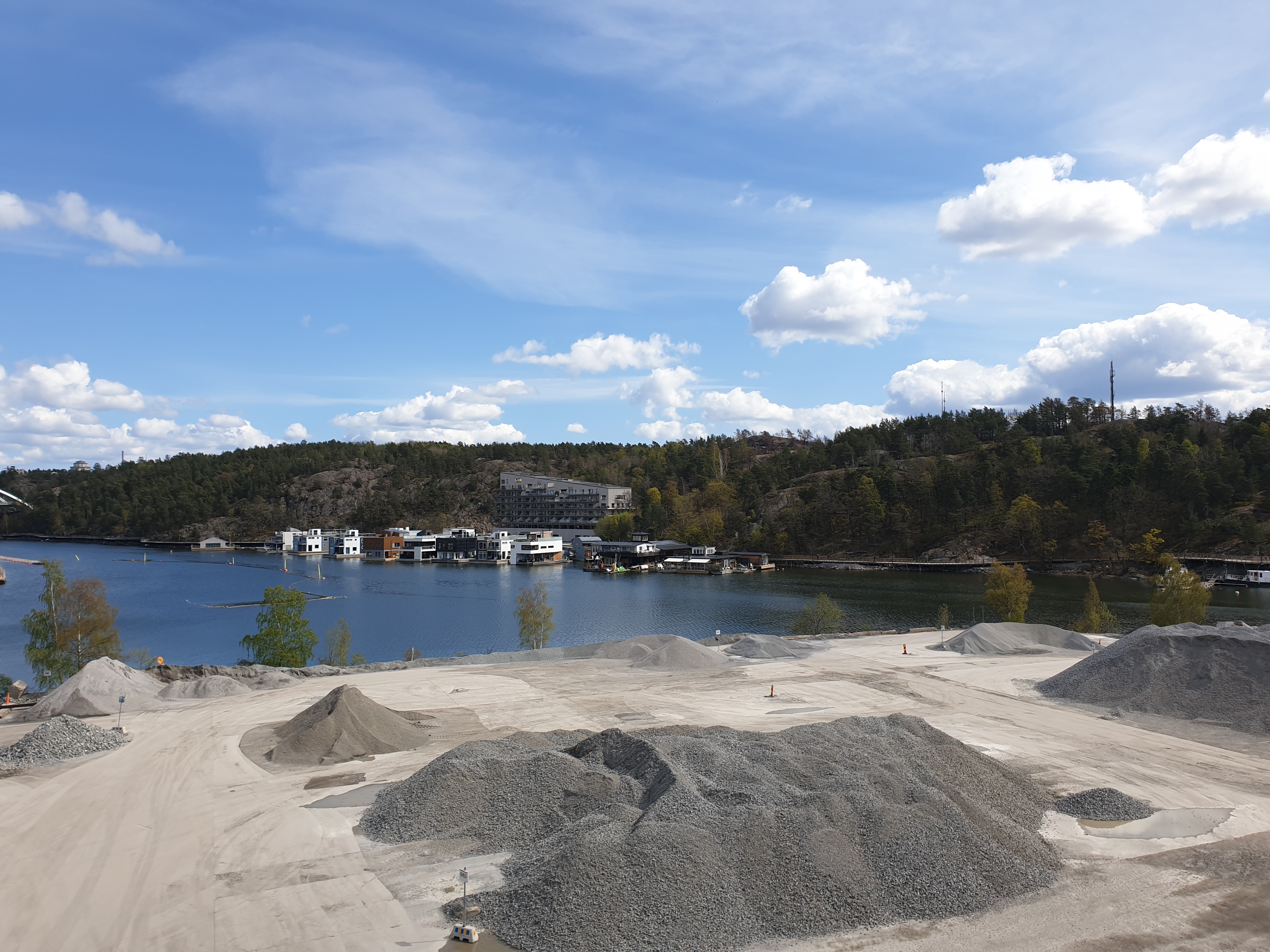 Lastbil läckte hydraulolja på Kvarnholmen