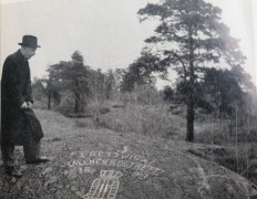 Inskription för allmän rösträtt på Henriksdalsberget