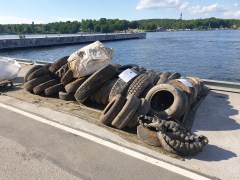 Rena Mälaren fiskade efter bildäck i Finnboda