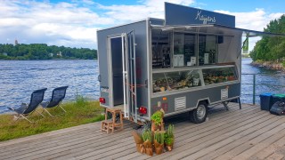 Kajjans Deli food truck på kajen mellan Saltsjöqvarn och Finnboda