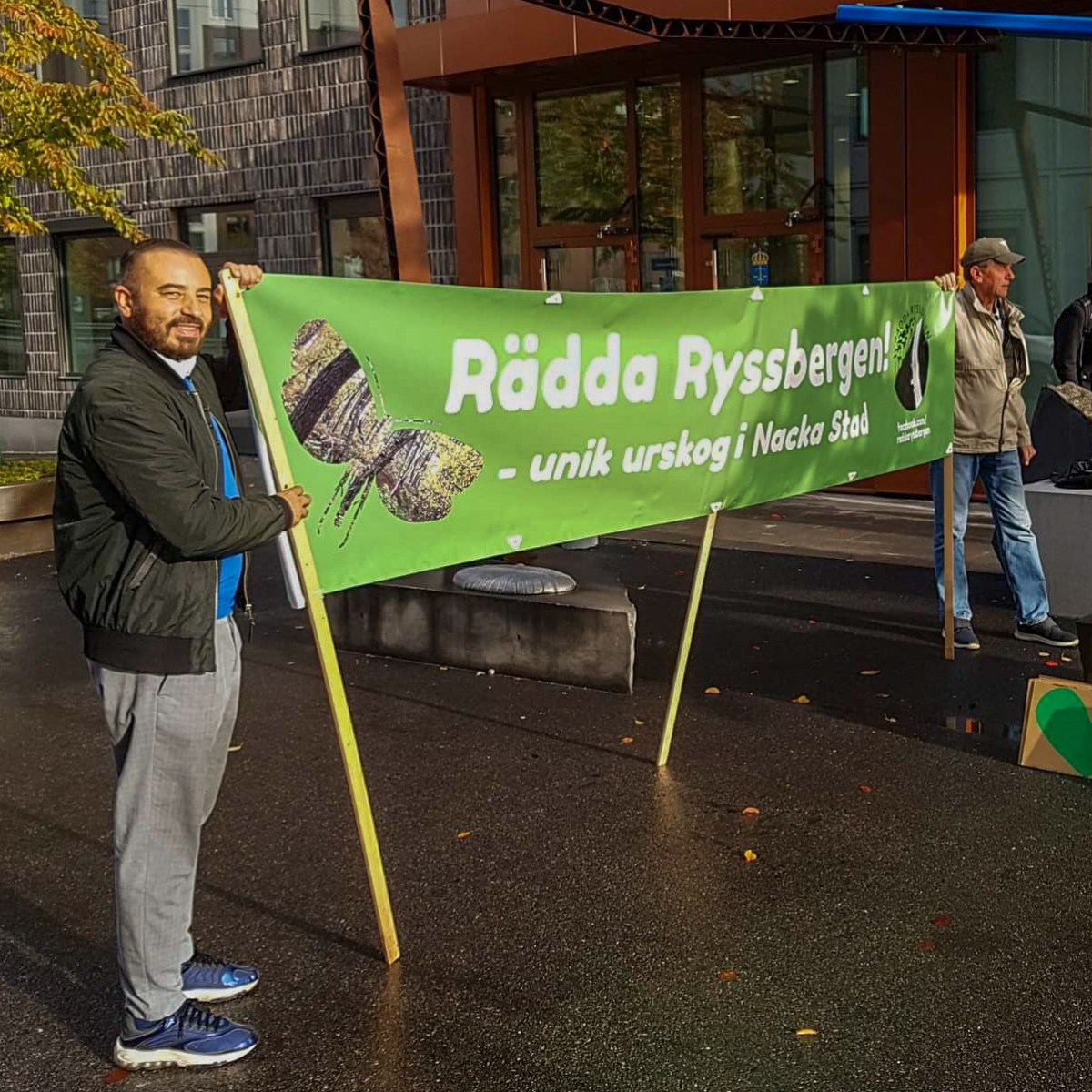 Konstantin Irina och Lars-Åke Fredberg med banderoll för Rädda Ryssbergen