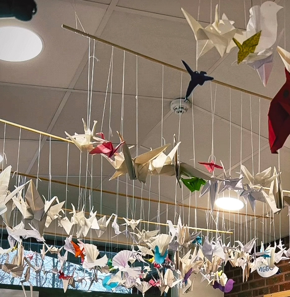 Papperstranor tillverkade av barnen på Vilans skola