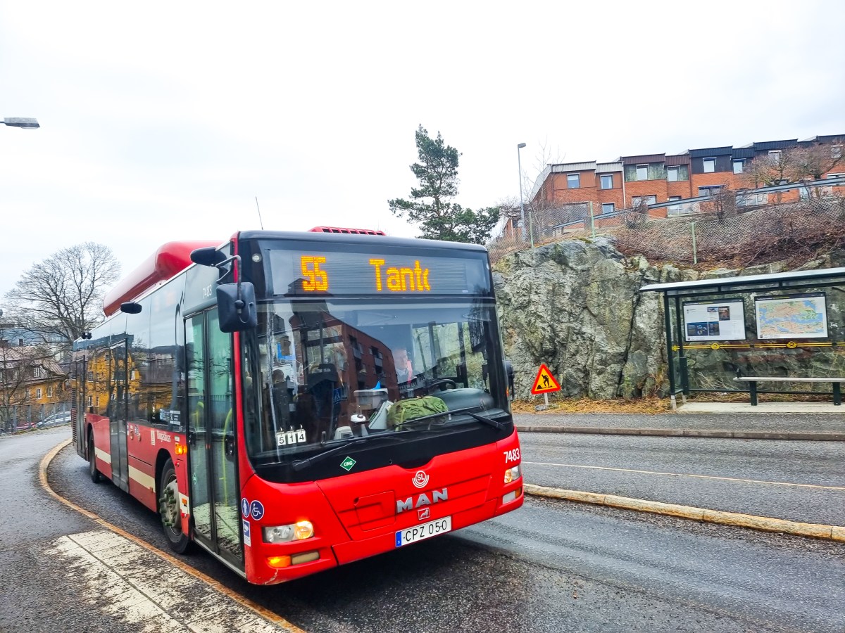 Buss 55 i Saltsjöqvarn mellan Henriksdalsberget och Tanto