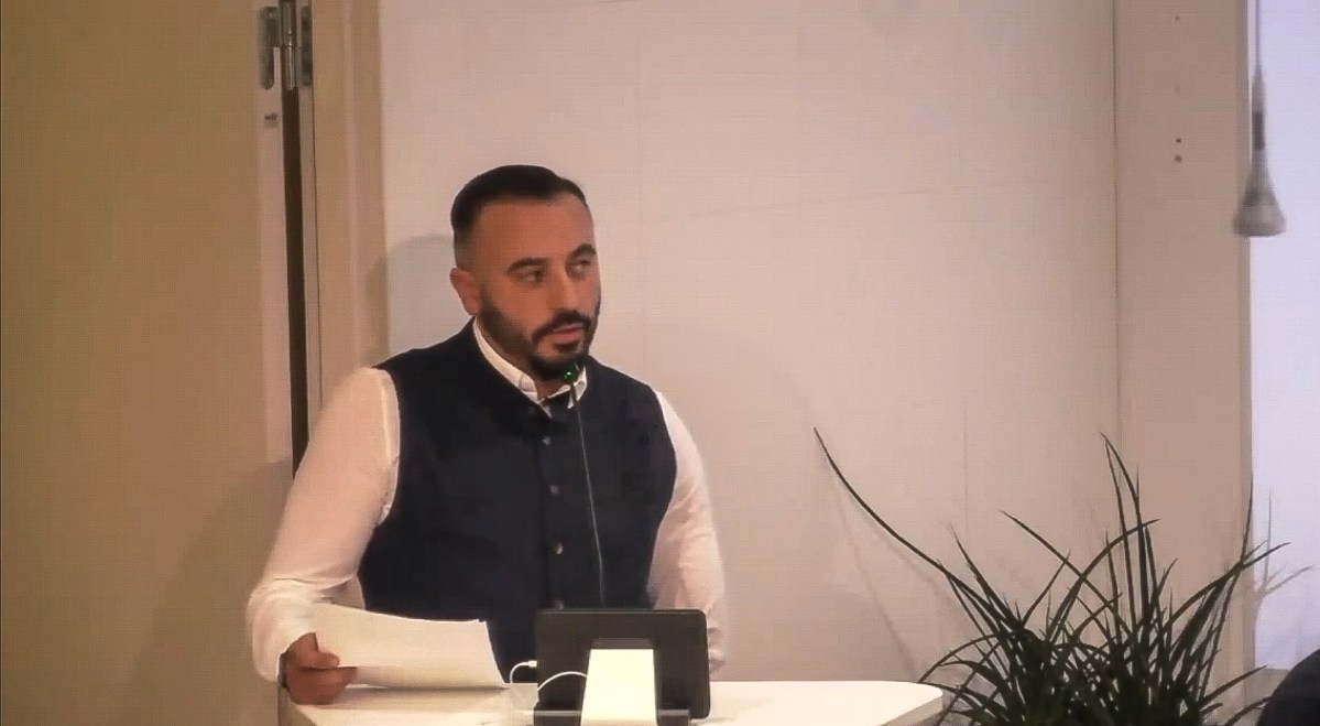 Konstantinos Irina debatterar i Nacka kommunfullmäktige hur bullret från upphöjningen av Saltsjöbanan påverkar naturen på Svindersberg